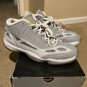 Air Jordan 11 Retro Low. Size 11.5 men silver/zest white